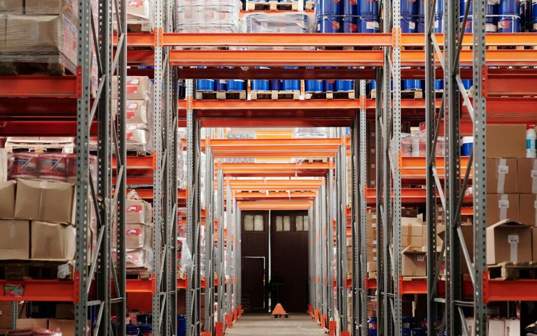 Modernes Lager mit Regalsystemen — Lager optimieren